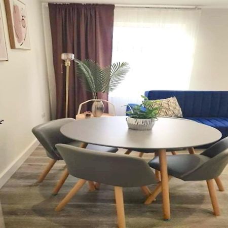 2 Bedroom Serviced Apartment # London Eksteriør bilde
