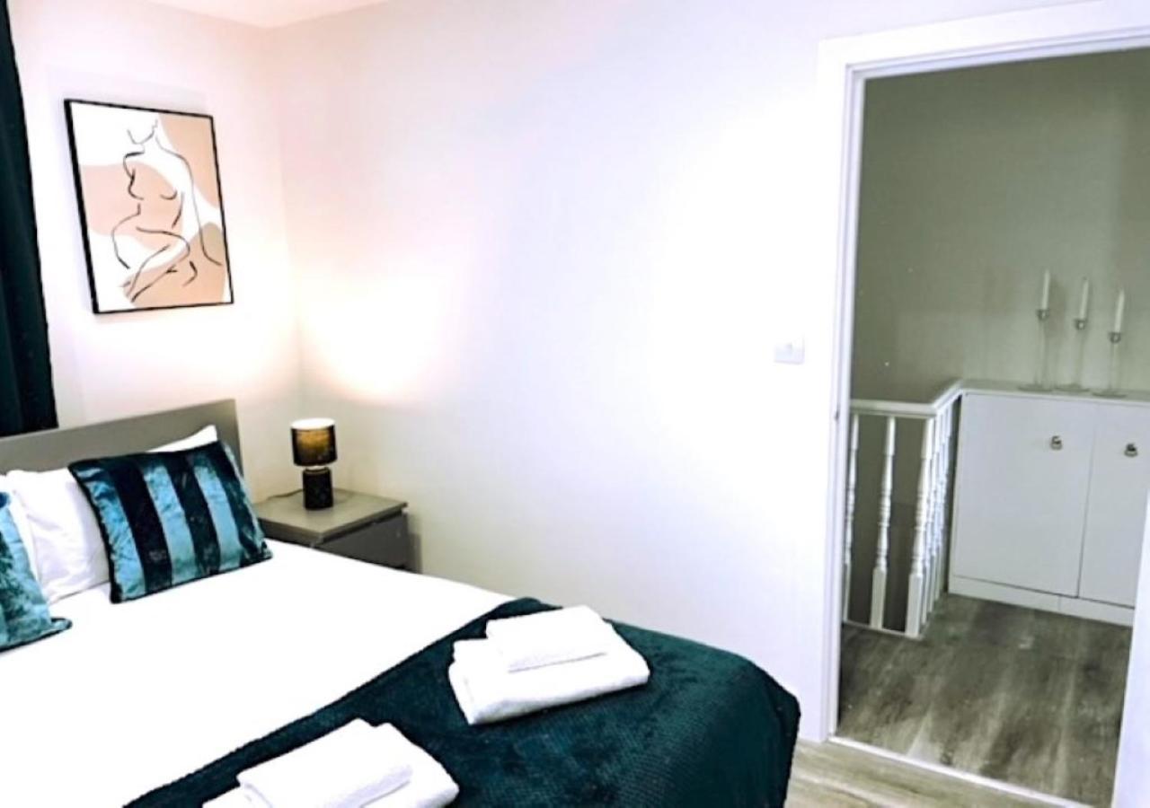 2 Bedroom Serviced Apartment # London Eksteriør bilde